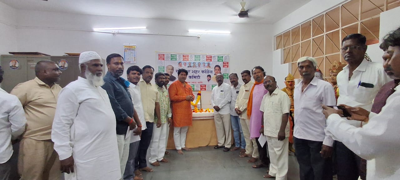 सोलापूर शहर काँग्रेस कमिटीच्या वतीने विमुक्त दिना माजी पंतप्रधान स्व. पंडित जवाहरलाल नेहरू यांच्या प्रतिमेस पुष्पहार अर्पण करून अभिवादन