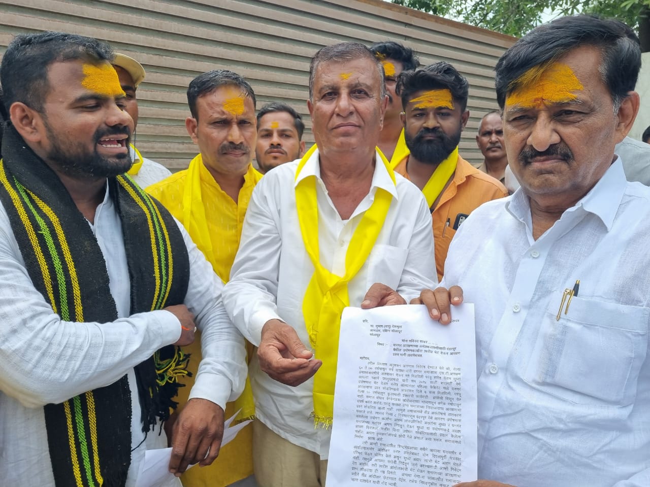 सोलापुरात माजी सहकार मंत्री आणि भाजप आमदार सुभाष देशमुख यांच्या घरासमोर धनगर आंदोलकांचे ‘ढोल बजावो आंदोलन’