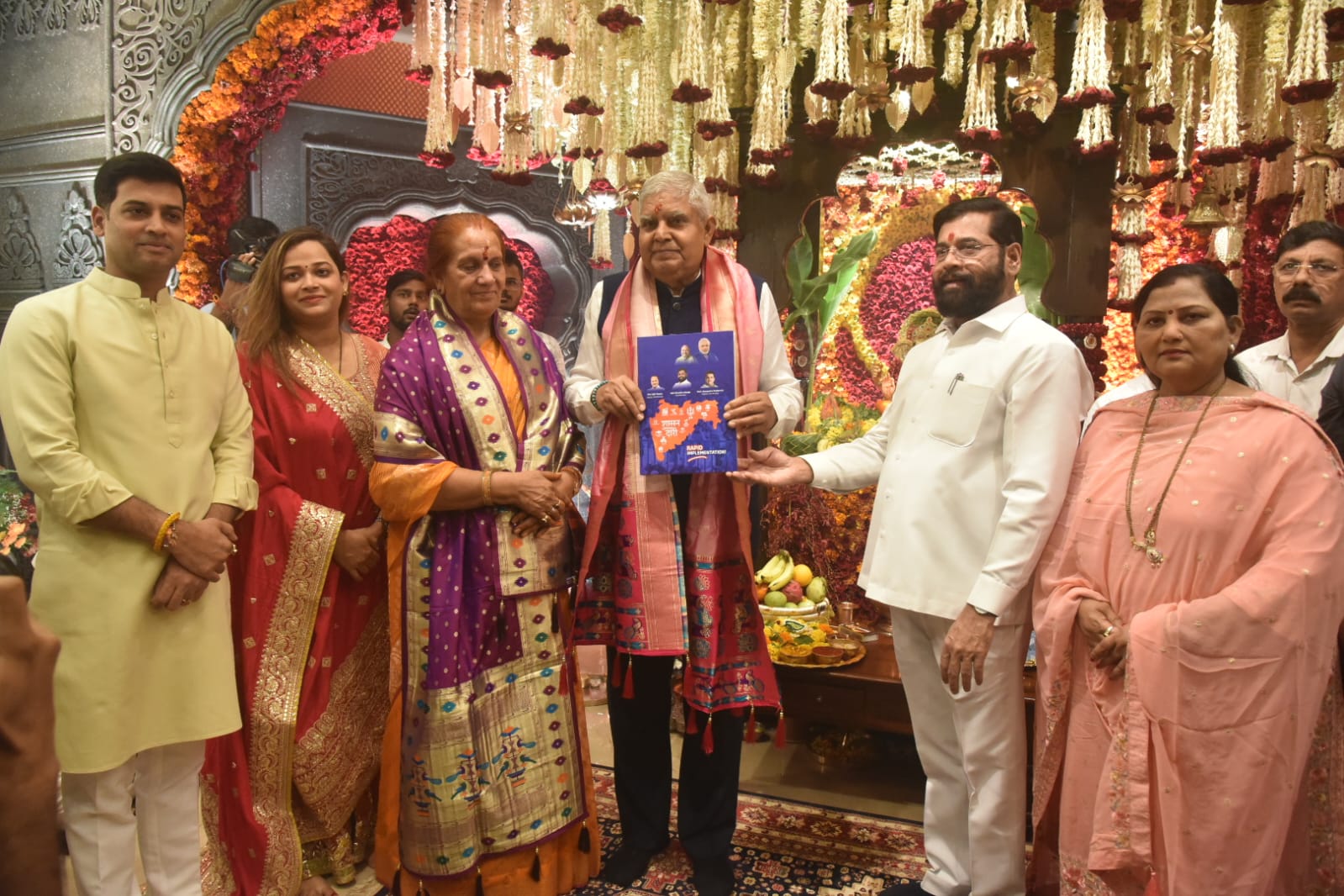 उपराष्ट्रपती जगदीप धनखड यांनी सपत्नीक वर्षा निवासस्थानी घेतले गणरायाचे दर्शन