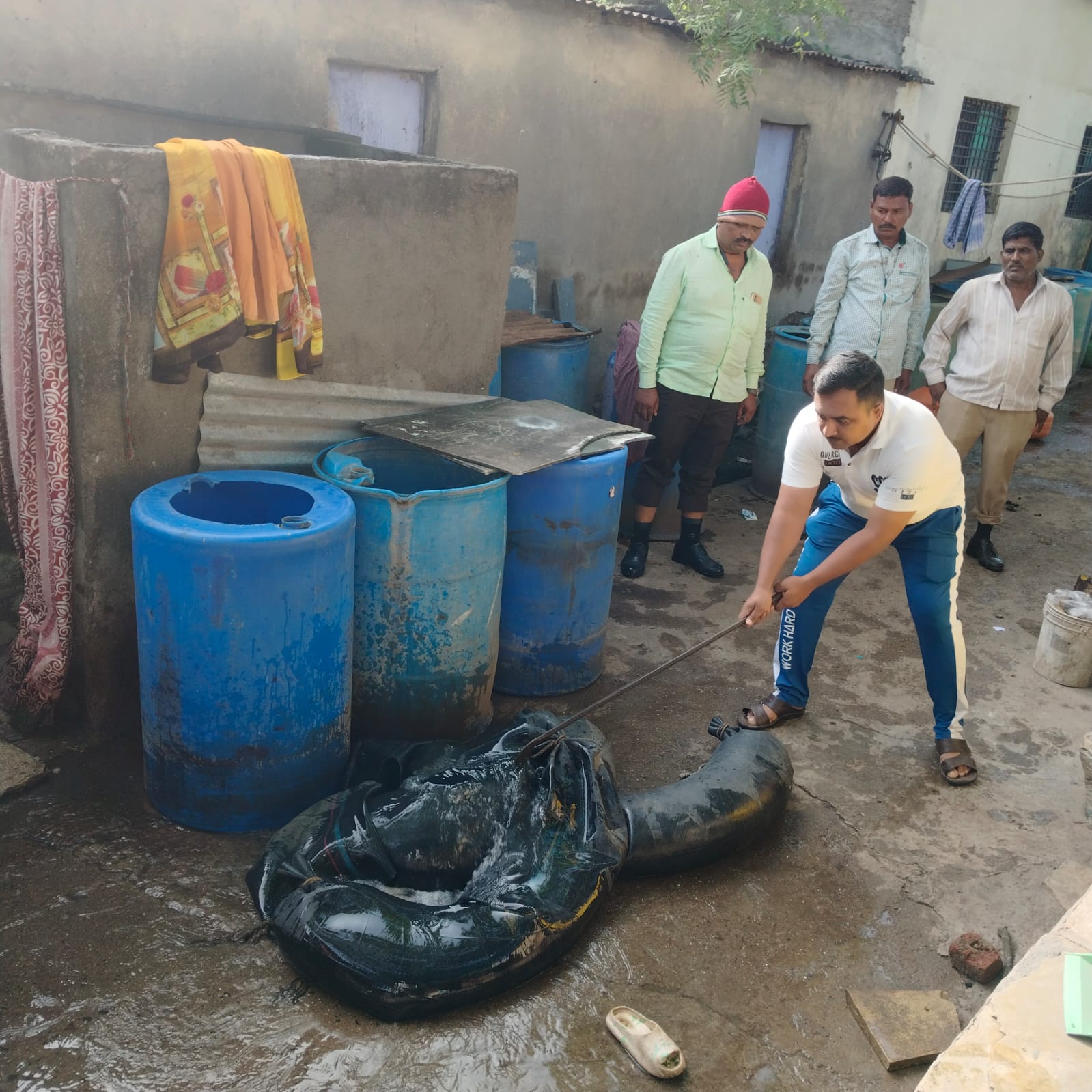 सोलापूर तालुका, पोलीस ठाणेच्या कार्यक्षेत्रात चोरून अवैध गावंठी देशी दारूच्या हातभट्टया उध्दवस्त  