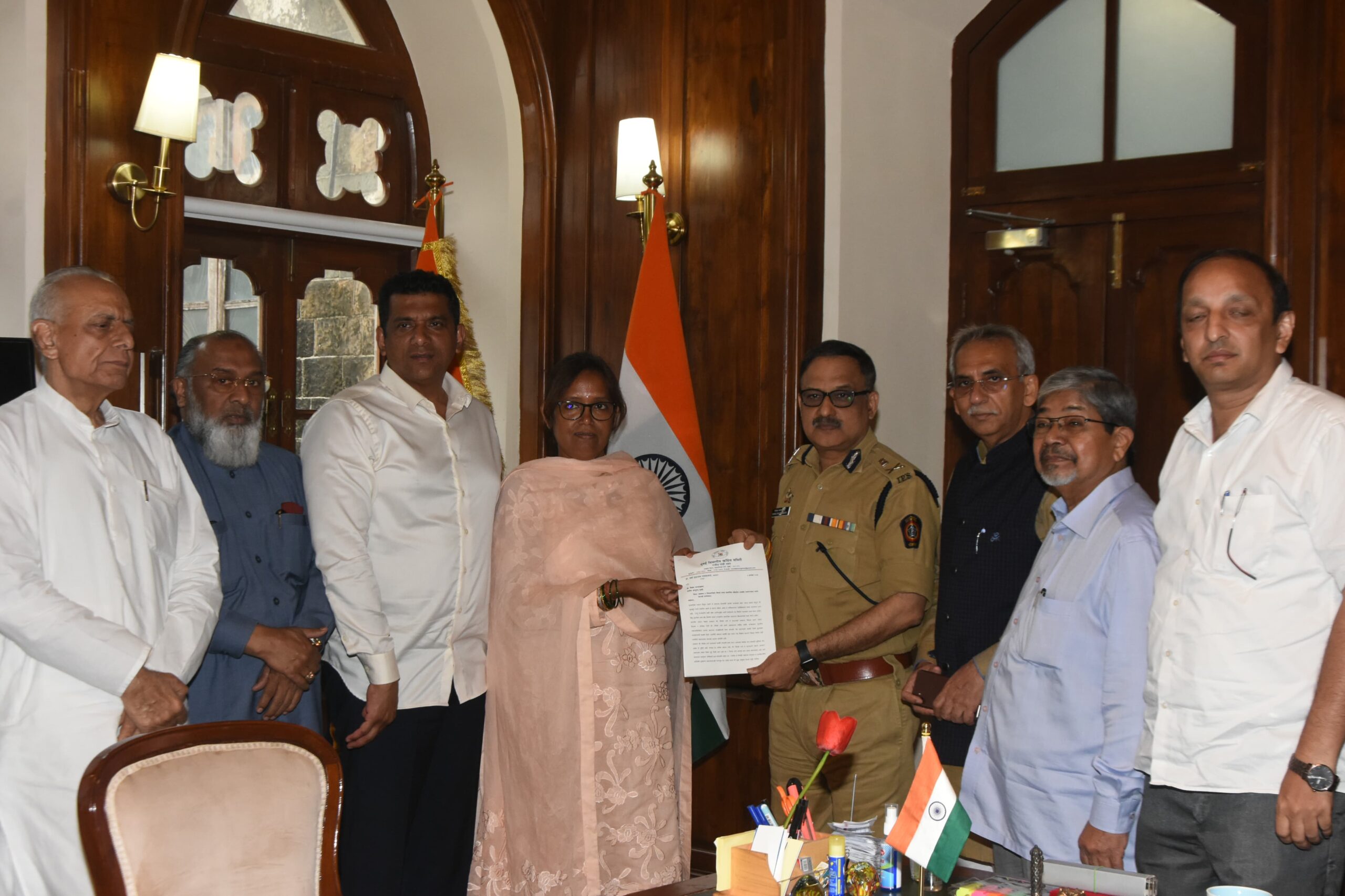 नितेश राणे आणि प्रसाद लाड यांच पोलिस संरक्षण काढून घ्यावं अशी आयुक्तांकडे मागणी केली आहे- वर्षा गायकवाड