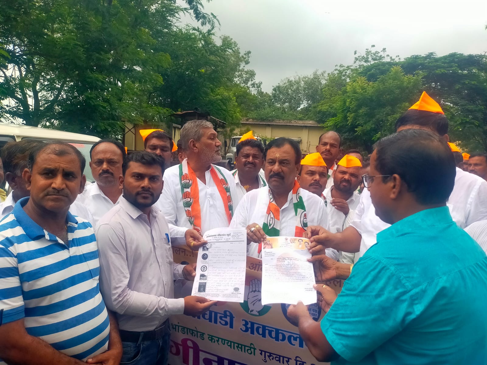 अक्कलकोटमध्ये मविआ सरकार विरोधात हलगीनाद..