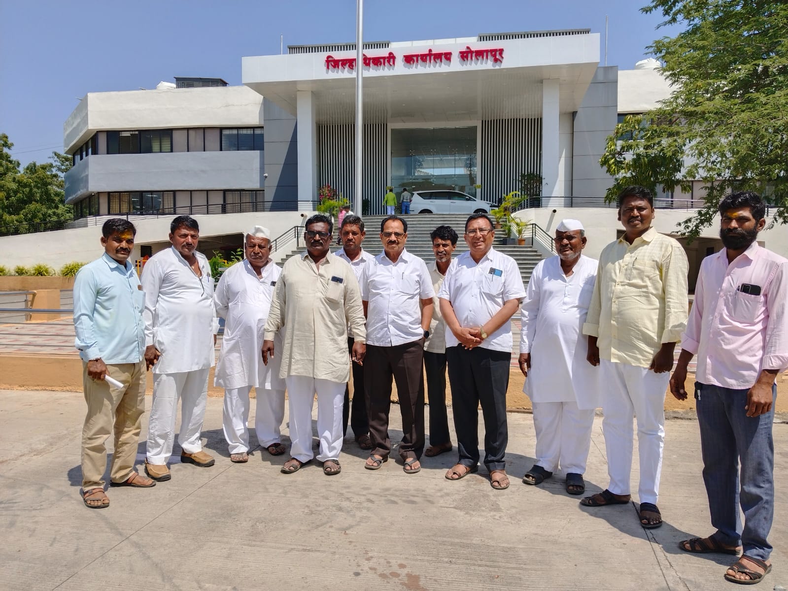 जिल्हा अधिकारी कार्यालय इंगळगी येथील शेतकरी शिरवळ धुबधुबी मध्ये पाणी सोडणया साठी मागणी…..