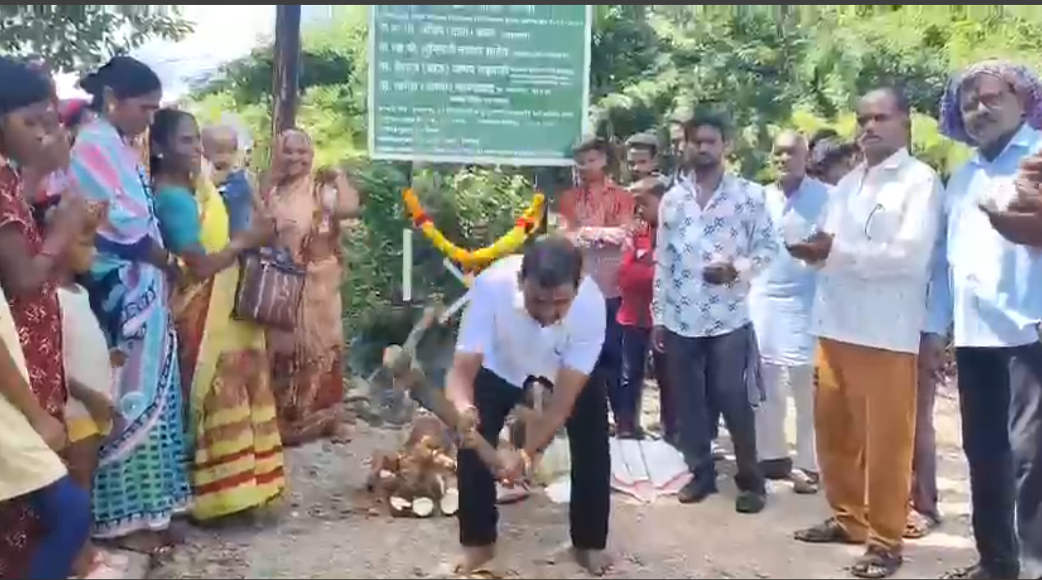 महाराष्ट्र सुवर्ण जयंती नगरोत्थान अभियानांतर्गत ७ लाख ८९ हजार रुपये खर्चित रस्ते कॉंक्रिटीकरणांचे शुभारंभ…