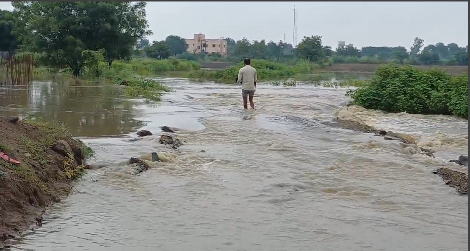 दोन तालुक्यांना जोडणारा नाला पाण्याखाली, कंबरेभर पाण्यातुन जिवघेणा प्रवास….