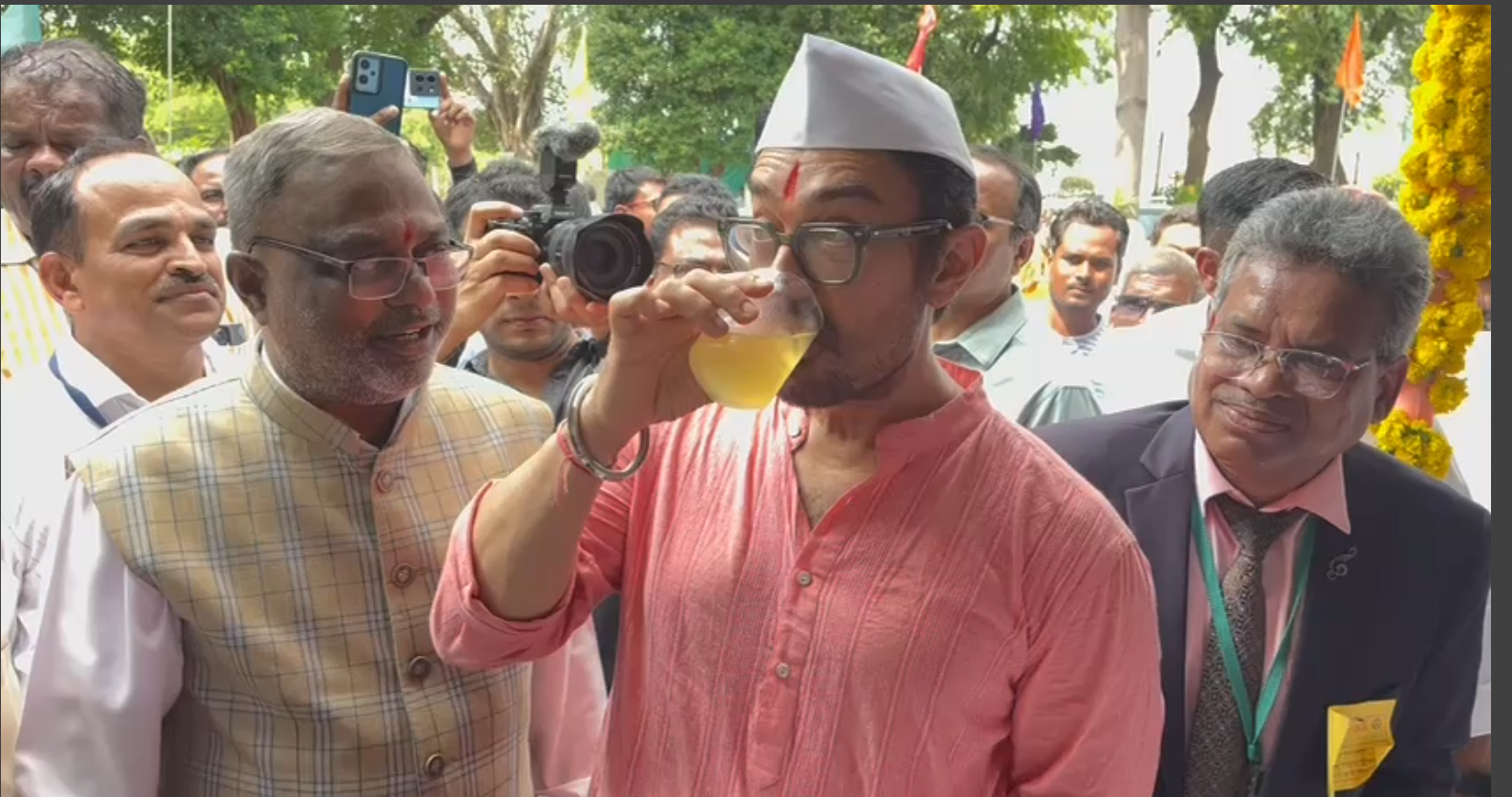 अकोल्यातील पंजाबराव देशमुख कृषी विद्यापीठाला बॉलीवूड अभिनेता आमिर खान यांनी दिली भेट