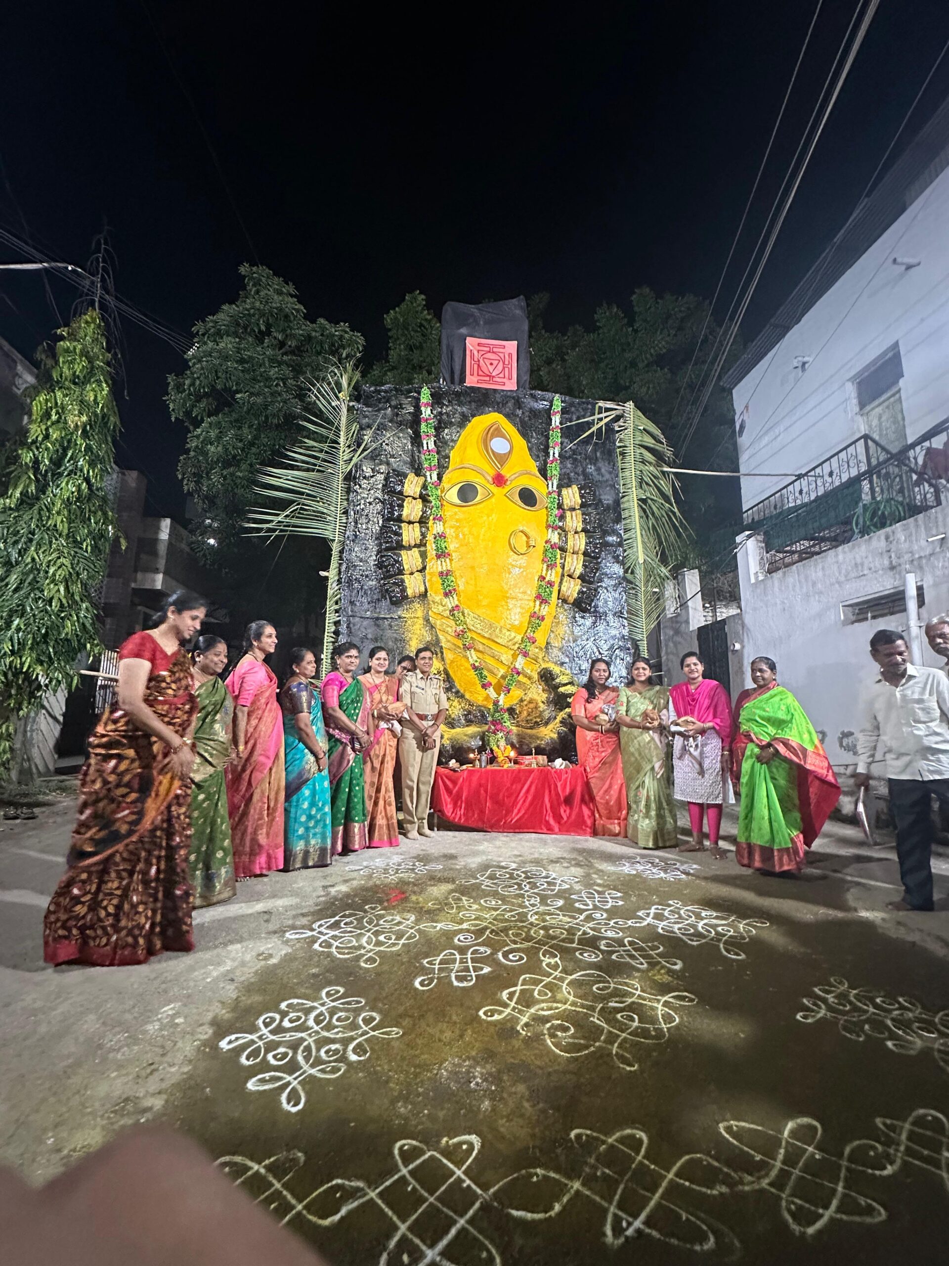सूर्योदय हनुमान देवस्थान तरुण मंडळ , दत्त नगर येथील भव्य लिंग भैरवी देखावा उद्घाटन समारंभ ग्रामीण पोलीस उप अधिक्षक विजयालक्ष्मी कुर्री यांच्या हस्ते संपन्न.