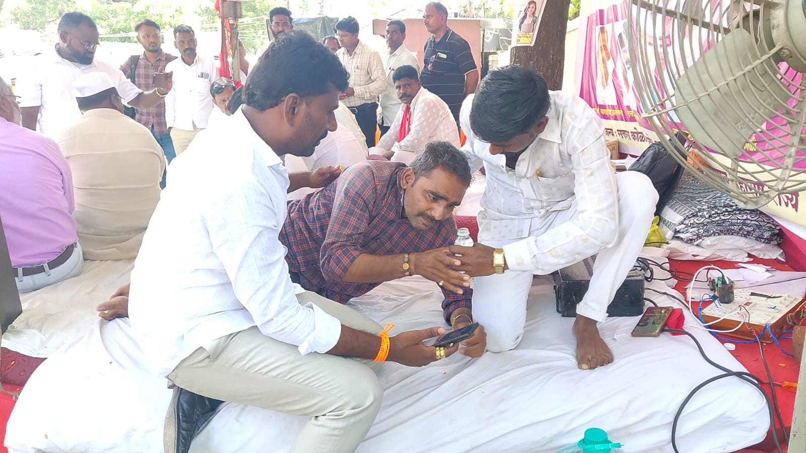 सोलापुरात आदिवासी कोळी समाज्यातील दोन उपोषणकर्त्याची प्रकृती खालावली…
