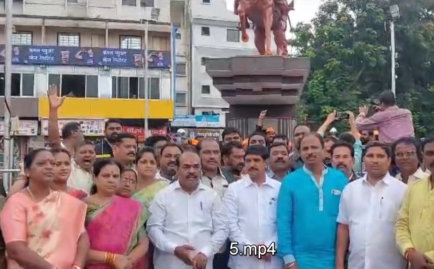 राजकोट किल्ल्यावरील छत्रपती शिवाजी महाराजांचा पुतळा कोसळल्याच्या घटनेचा शहर भाजपने आंदोलन करून शोक व्यक्त केला.