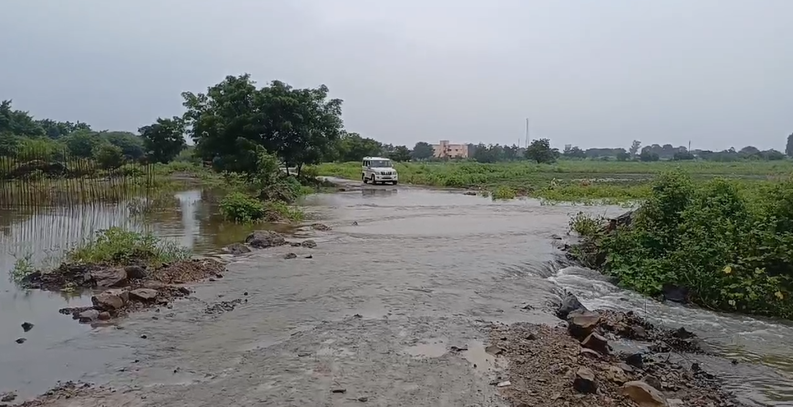 नाला वाहतोय भरून, रस्ता गेला वाहुन