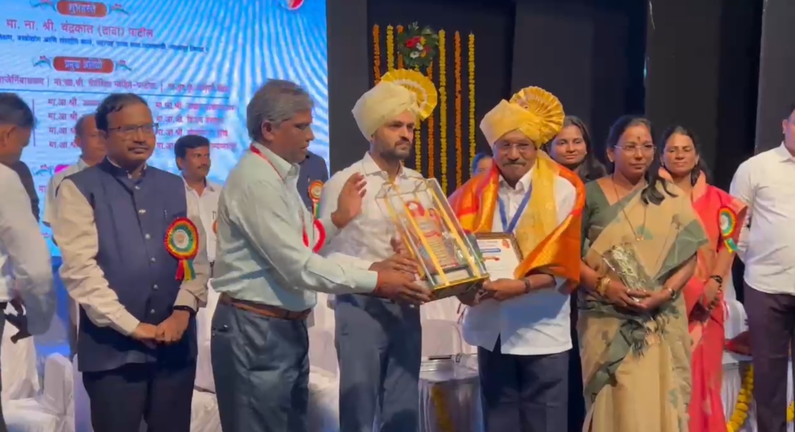 झेडपी शाळा रोल मॉडल बनवा:सीईओ जंगम…आदर्श शिक्षक पुरस्काराचे थाटात वितरण