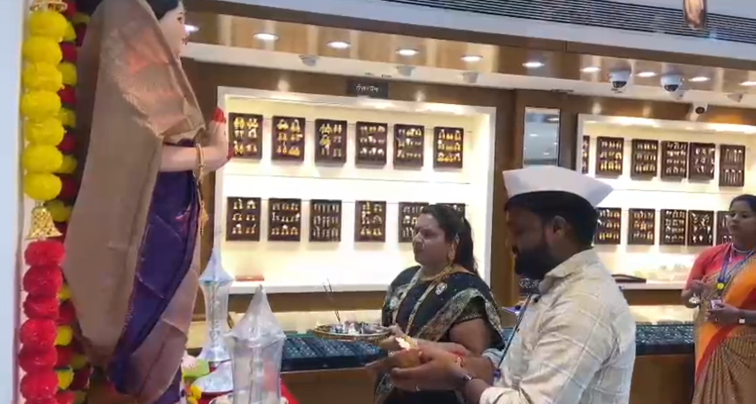 शहर मध्य मधून उमेदवारीसाठी गोल्डन नगरसेविकेचा बाप्पाकडे साकडे.