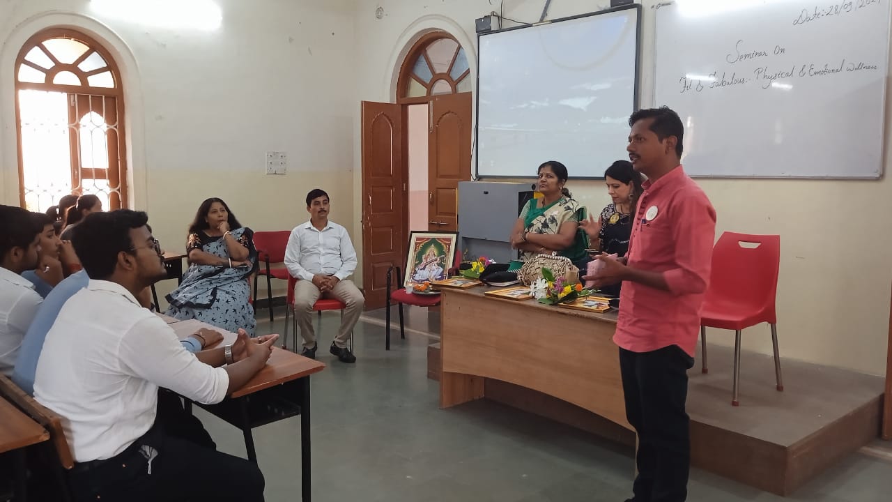 रोटरी क्लब ऑफ सोलापूर नॉर्थच्या वतीने एमआयटी ज्युनिअर कॉलेज वाखरी पंढरपूर येथे पौगंडावस्था समुपदेशनाचा कार्यक्रम