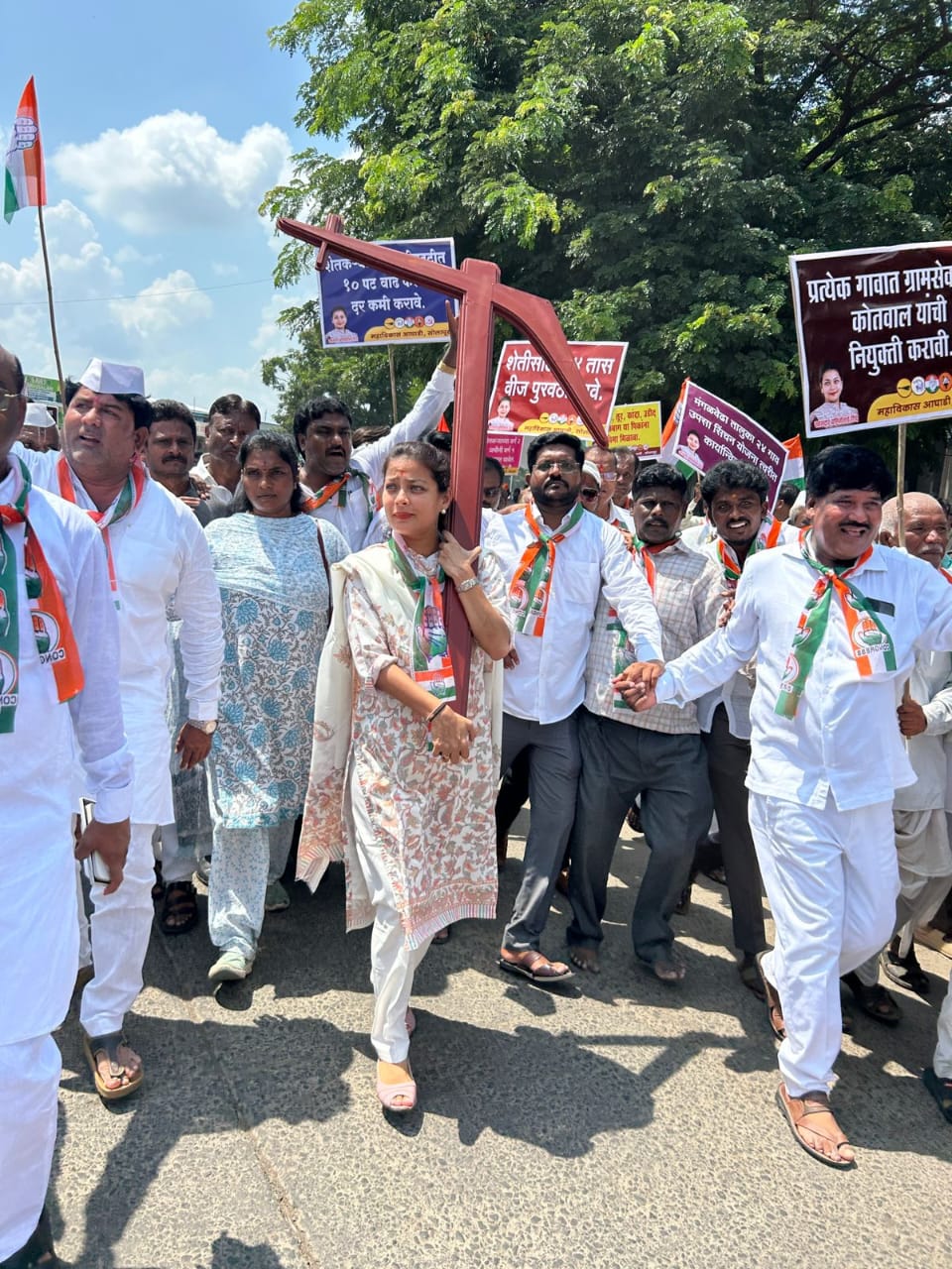 सोलापुरात खासदार प्रणिती शिंदे यांनी उचलला नांगर-विराट मोर्चा धडकला पुनम गेट जवळ …