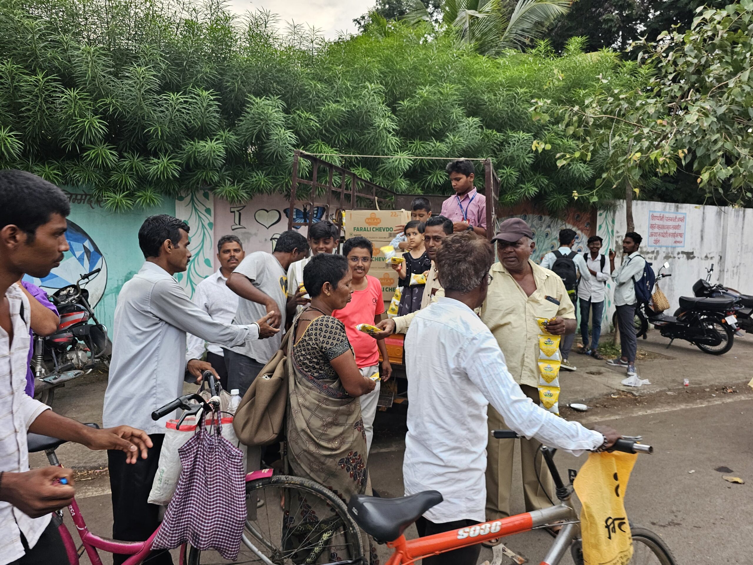 प्रदीप क्षीरसागर मित्र परिवार कडून तुळजापूर पायी जाणाऱ्या भक्तांना फराळाचे वाटप…..