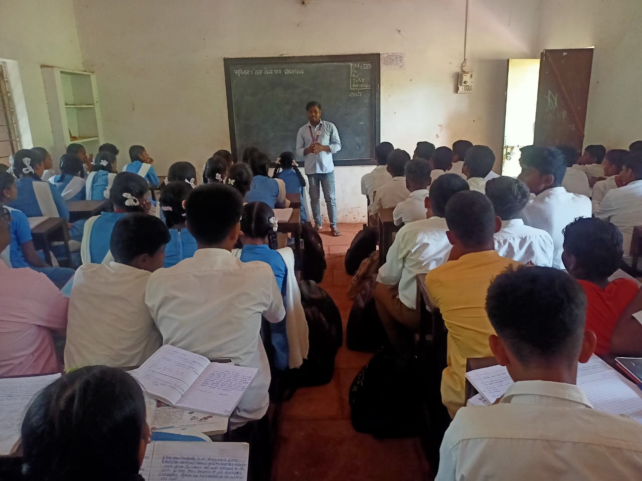 हर्षवर्धन विद्यालय हिप्परगे तळे येथे सायबर चे धडे..
