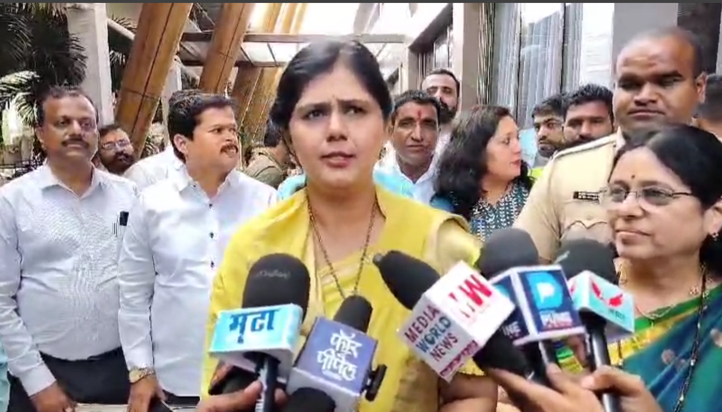  हर्षवर्धन पाटील यांनी भारतीय जनता पक्षात राहायला हवं होतं असं मला वाटतं – पंकजा मुंडे…