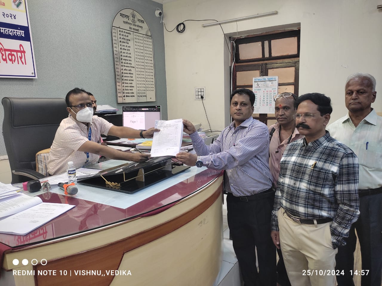 सोलापूर शहर मध्य मधून सोलापूर विचार मंचच्या डॉ. संदीप आडके यांचा अर्ज दाखल