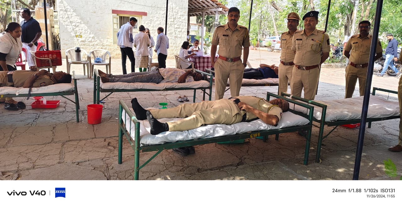 २६/११ मध्ये झालेल्या शहिदांना रक्तदान करुन श्रध्दांजली वाहण्यात आली…