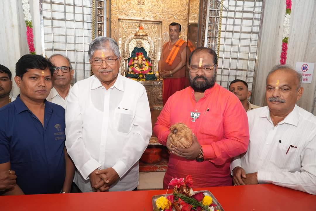  राज्याच्या मुख्यमंत्रीपदी देवेंद्र फडणवीस बसावेत यासाठी भाजपकडून सुद्धा देव पाण्यात…