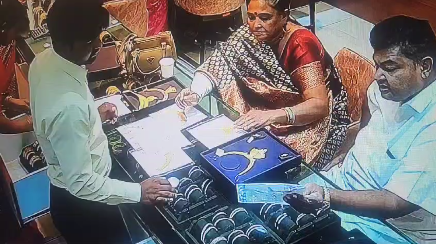 सात रस्ता रेल्वे लाईन परिसरातील सराफ दुकानात भर दिवसा चोरी ..
