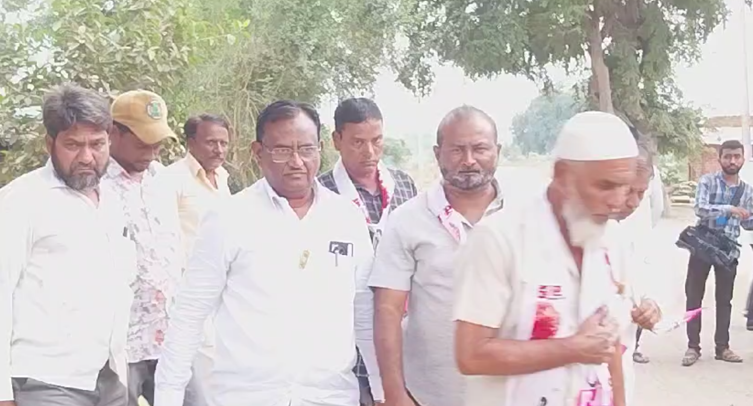 बाबा तुमच्यामुळे आम्ही वाचलो तुम्हालाच मतदान करणार मतदारांनी दिला बाबांना शब्द..