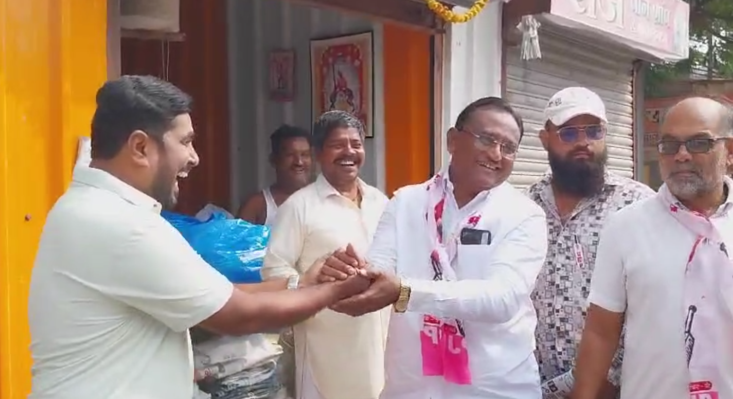 द मतदार संघाचे प्रहार चे उमेदवार बाबा मिस्त्री यांचा 16 गावचा गावभेट दौरा संपन्न.