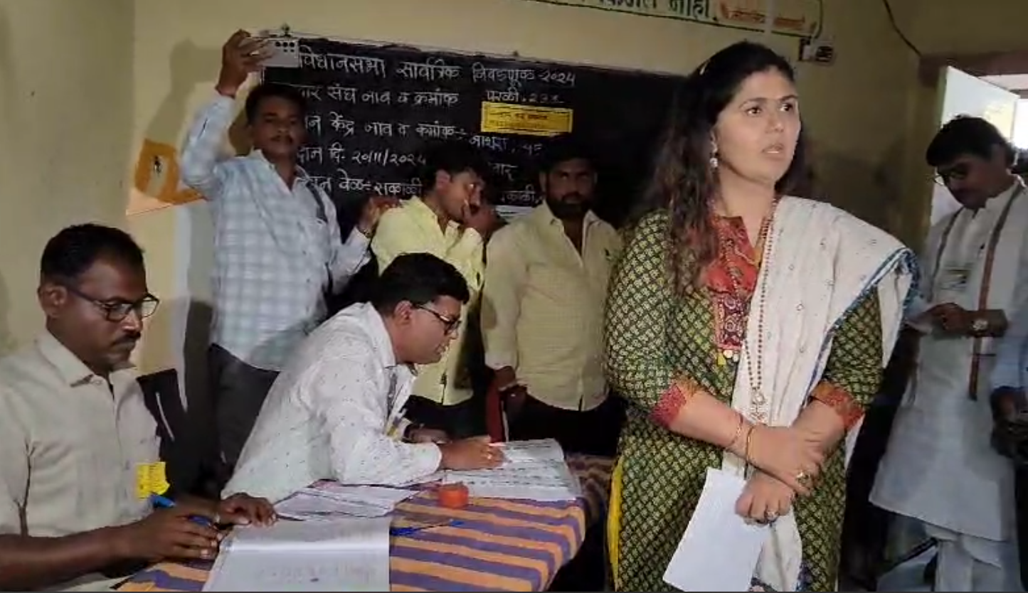 धनंजय मुंडे आणि पंकजा मुंडे व प्रीतम मुंडे यांनी परळी मतदारसंघातील नाथरा येथे सहकुटुंब बजावला मतदानाचा हक्क