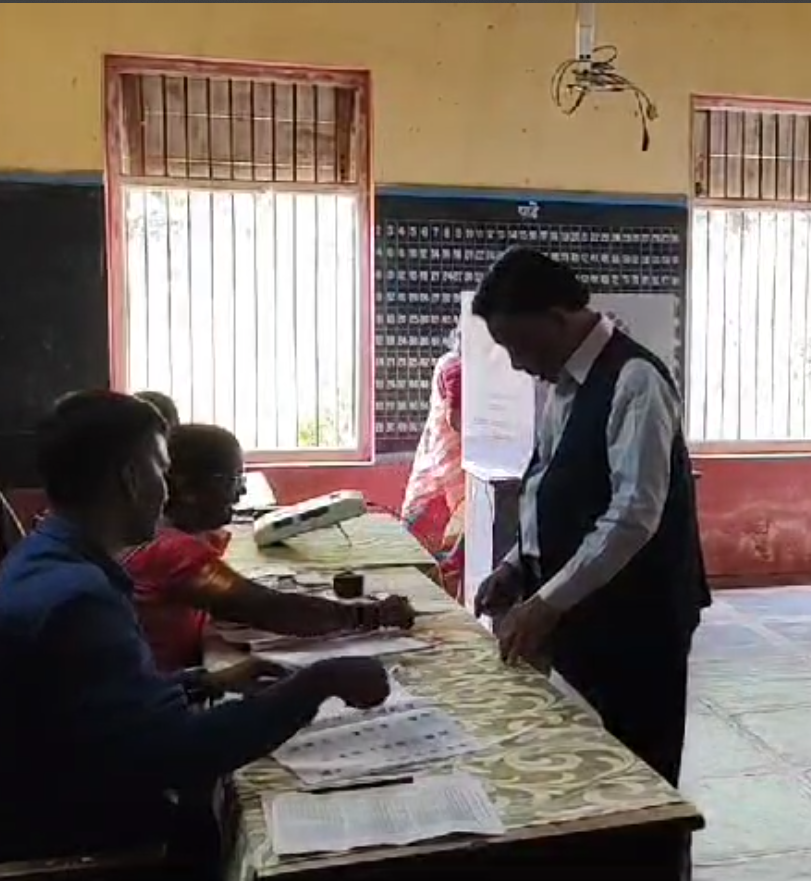 खासदार नारायण राणे यांनी आपल्या परिवारासह मतदानाचा अधिकार बजावला