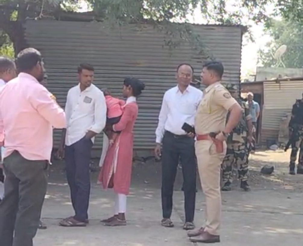 दक्षिण सोलापूर इंगळगी येथील मतदार केंद्रावर अचानक आले कमांडो.