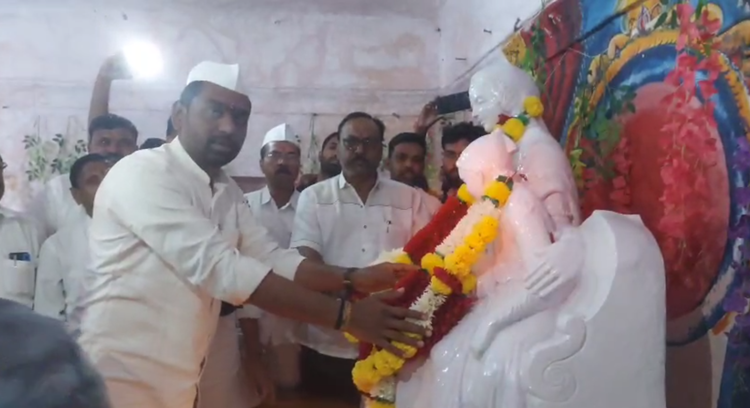  अजित पवारांना पहिल्या अडीच वर्षासाठी मुख्यमंत्री करा; कार्यकर्त्यांची राजमाता जिजाऊंना दुग्धाभिषेक घालत मागणी..