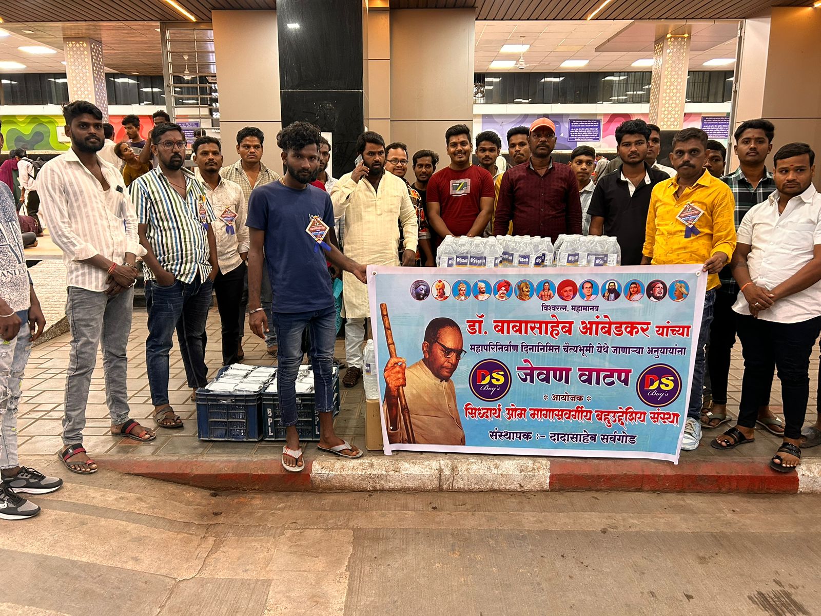 DS BOYS च्या वतीने चैत्याभूमी येथे जाणाऱ्या अनुयायांना जेवण व पाणी बॉटल वाटप.