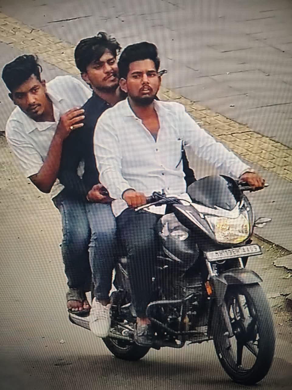 सावधान सोलापुरकरांनो तुमचाही फोटो निघेल….