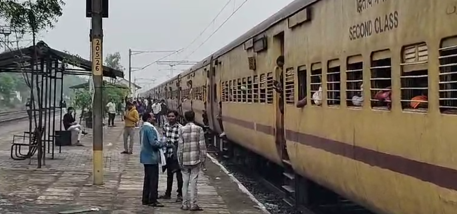  मध्य रेल्वेच्या खेरवाडी रेल्वे स्थानकावर रेल रोको आंदोलन..