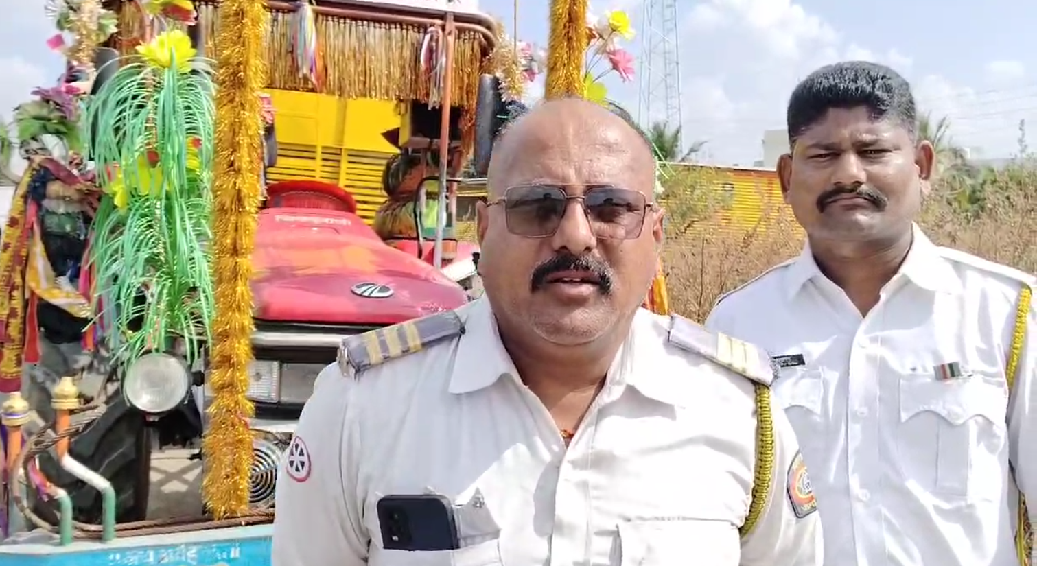  लीफलेट नसलेल्या ऊस वाहतूक करणाऱ्या वाहनावरती मंद्रूप पोलिसांची कारवाई.
