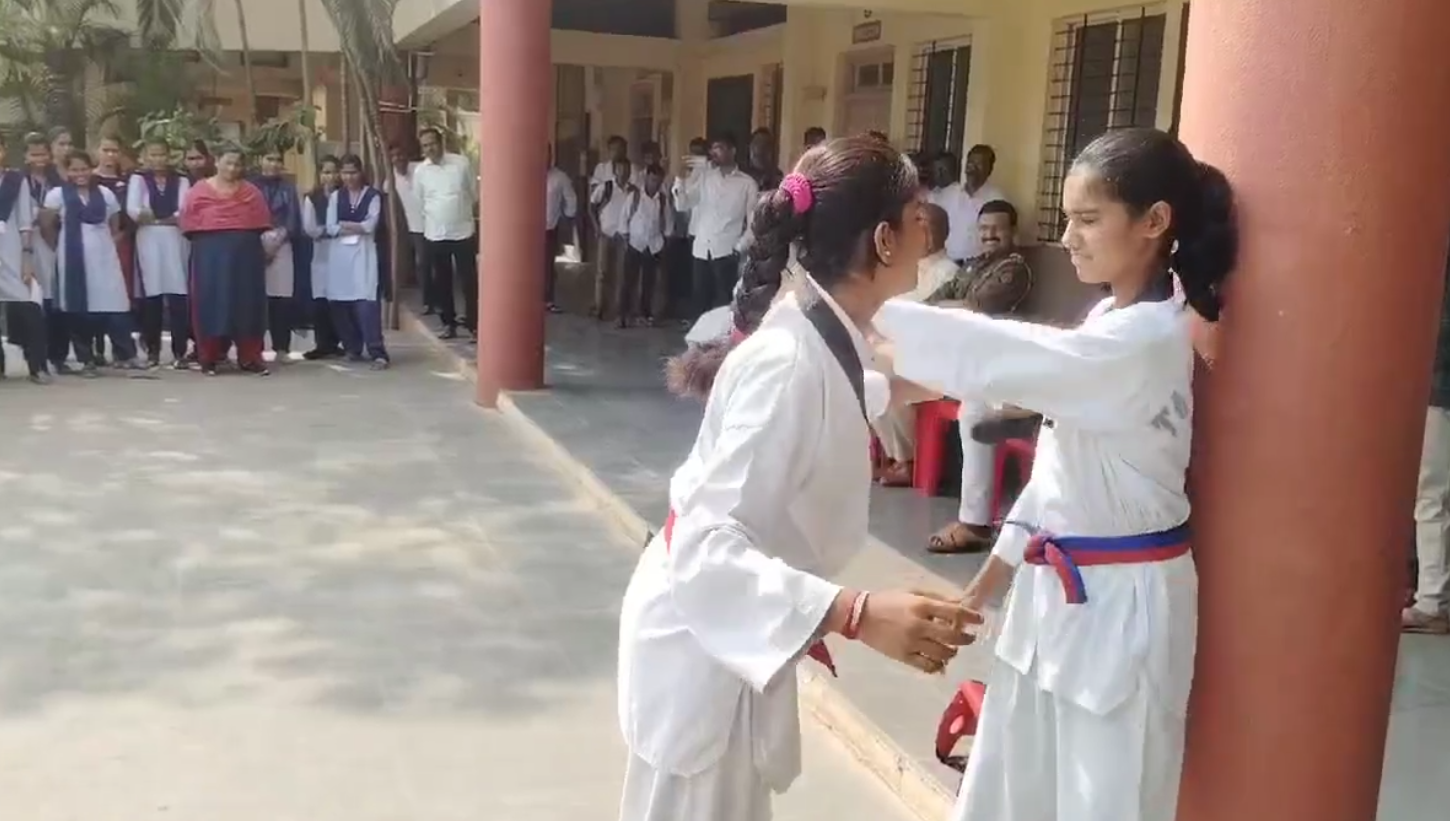 मुलींनी स्वसंरक्षणासाठी तायक्वांदो मार्शल आर्टचे घ्यावे