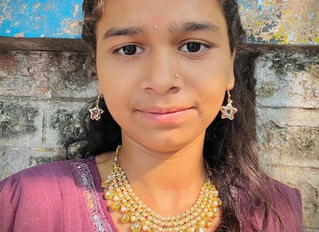 सोलापूर शहरांमध्ये मंगळवारी दोन अतिशय दुर्दैवी घटना घडल्या. एका शाळकरी मुलाचा स्कूल बसच्या चाकाखाली येऊन मृत्यू झाला.