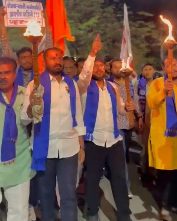 सोलापुरात मशाल पेटवून प्रहार ने सरकारला जागा करण्याचे केले प्रयत्न …