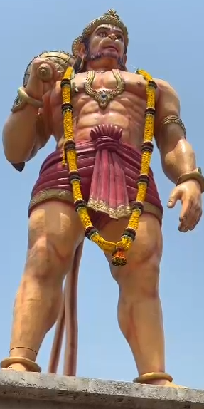   तब्बल २ वर्षा नंतर सोलापुरात जयंतीनिमित्त ५१ फुटी हनुमान मूर्तिचे झाले दर्शन